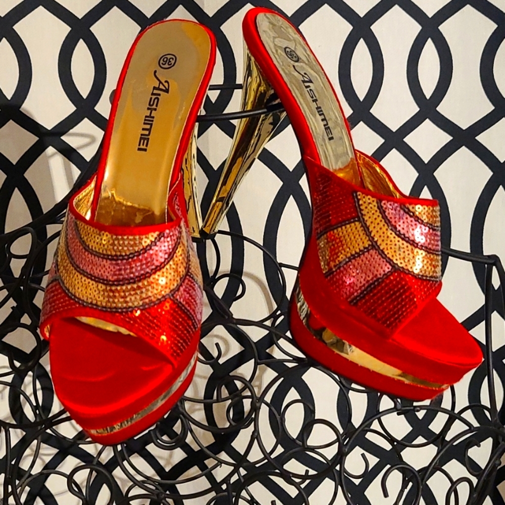 Red satin heels with séquence detail